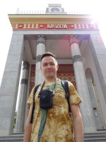 2023-06-17. Счастливый «киргиз» под засвечивающим кадр солнцем павильона «Кыргызстан» на ВДНХ (где позже был куплен кумыс 😋).