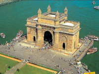 Ворота Индии (Gateway of India | गेटवे ऑफ़ इन्डिया | गेटवे ऑफ इंडिया) – арка на набережной Бомбея, построенная англичанами в 1911 году. Часто упоминается в романе «Шантарам».