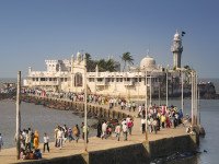 Мечеть Хаджи Али (Haji Ali Dargah | हाजी अली दरगाह | حاجی علی درگہ) – мечеть и дарга (могила) на островке недалеко от берега Бомбея, построенные в 1431 году. Реже, но тоже упоминаются в романе «Шантарам», правда, тогда ещё без нормальной пешеходной дамбы.