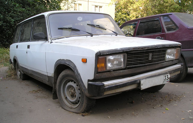 Брошенный старый ВАЗ-2104