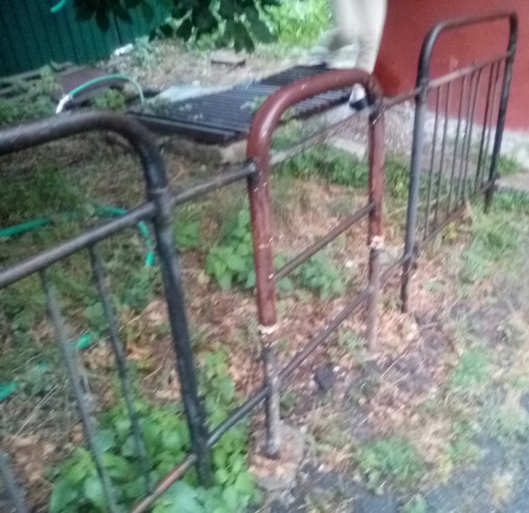 Спинки кроватей в качестве изгороди (г. Владимир)