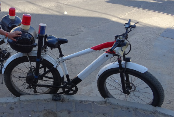 Велосипед с мигалкой (Египет, г. Хургада)
