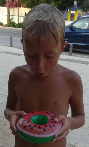 Немного маловатый надувной круг (Кипр, г. Айя-Напа)