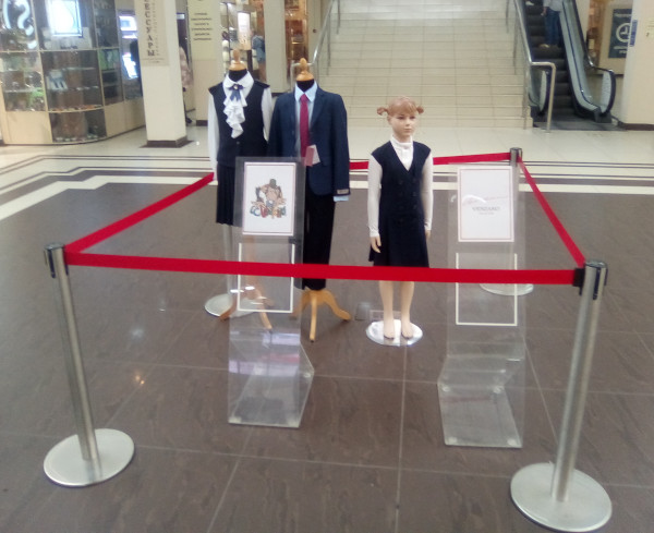 Безголовые спутники школьницы (г. Владимир)