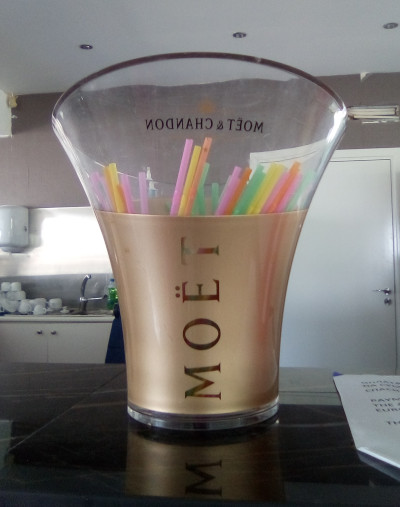 Моёт? (Кипр, г. Айя-Напа) Моёт? (Кипр, г. Айя-Напа)