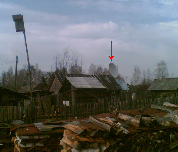 Typical Russian Log House… with a Satellite Dish (Boldino, Vladimir region, Russia) Typical Russian Log House… with a Satellite Dish (Boldino, Vladimir region, Russia)