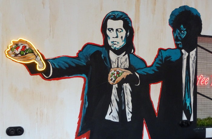 Винсент Вега и Джулс Уиннфилд рекламируют шаве́рму (Санкт-Петербург, г. Кронштадт) Винсент Вега и Джулс Уиннфилд рекламируют шаве́рму (Санкт-Петербург, г. Кронштадт)