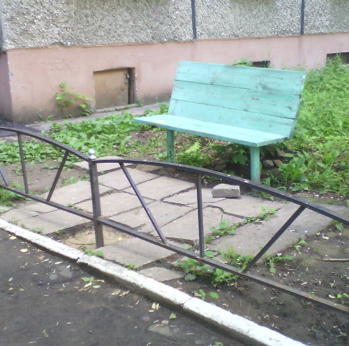 Лавочка за оградой (г. Владимир)