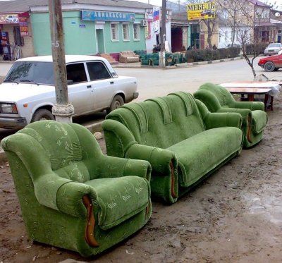 Мебель выставляется на улице (Дагестан, г. Дербент)