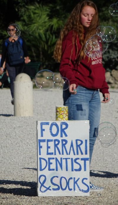 Пожертвования на Ferrari, стоматолога и носки́ (Италия, г. Рим)