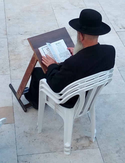 Евреи могут сидеть и на 3-х стульях (Израиль, г. Иерусалим)