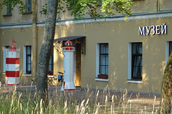 Музей маяков обозначен маяками (Санкт-Петербург, г. Кронштадт)