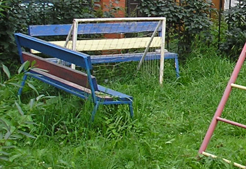 Too Narrow Yard (Vladimir, Russia) Too Narrow Yard (Vladimir, Russia)