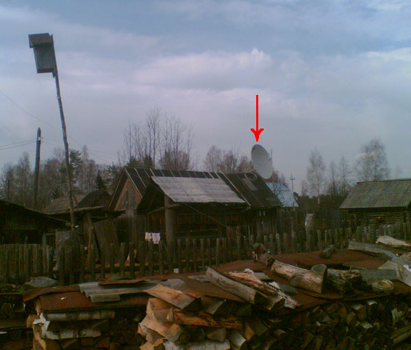 Typical Russian Log House… with a Satellite Dish (Boldino, Vladimir region, Russia)