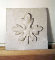 Placca 
(alabaster, 2005)