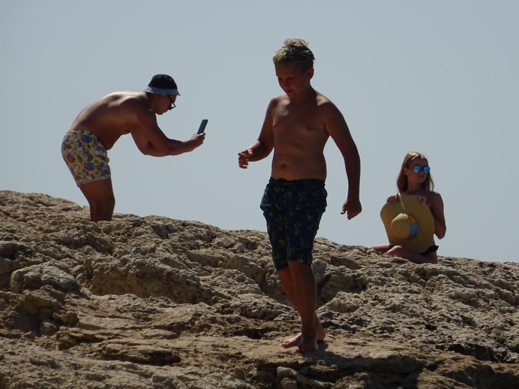 Boy, Go, Do Not Hamper the Man Taking Pictures of the Woman! Boy, Go, Do Not Hamper the Man Taking Pictures of the Woman!