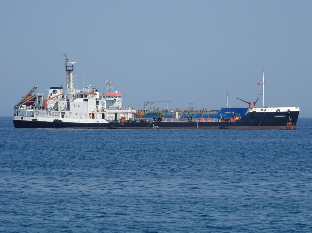 Carmelia спряталась за Island Trader Carmelia спряталась за Island Trader