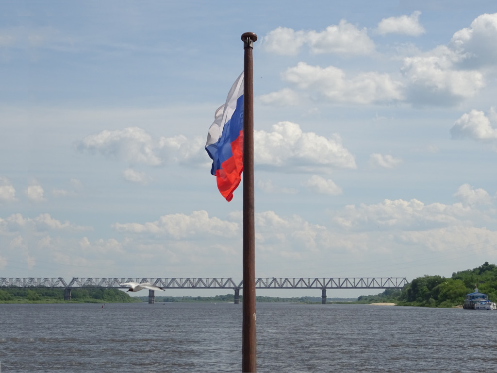 День, река, флагшток и чайка
