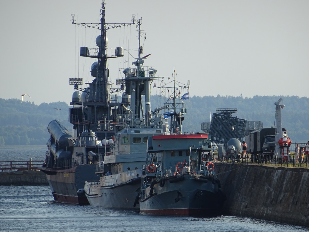 Line of Ships by Height