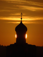 Восход за куполом храма