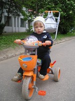 Оранжевый велосипедист