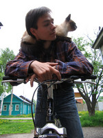 2006.05.27 Bicycling with my Suzdal friend's Siamese cat.