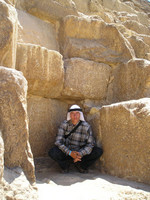 2006.07.27 Сидя на корточках, смирившись перед величием пирамид.