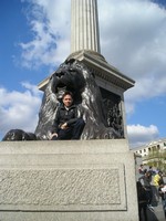 2014.04.10 Лондон. Изображая льва при колонне адмирала Нельсона на Трафальгарской площади.