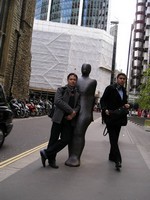 2014.04.11 Лондон. Прислонившись к странной статуе в районе небоскрёбов и деловых людей Сити.