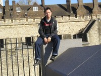 2014.04.13 Лондон. Сидя на фоне стены знаменитой крепости Тауэр.