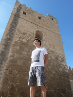 2015.06.30 Мал человек на фоне башни средневековой медины…
