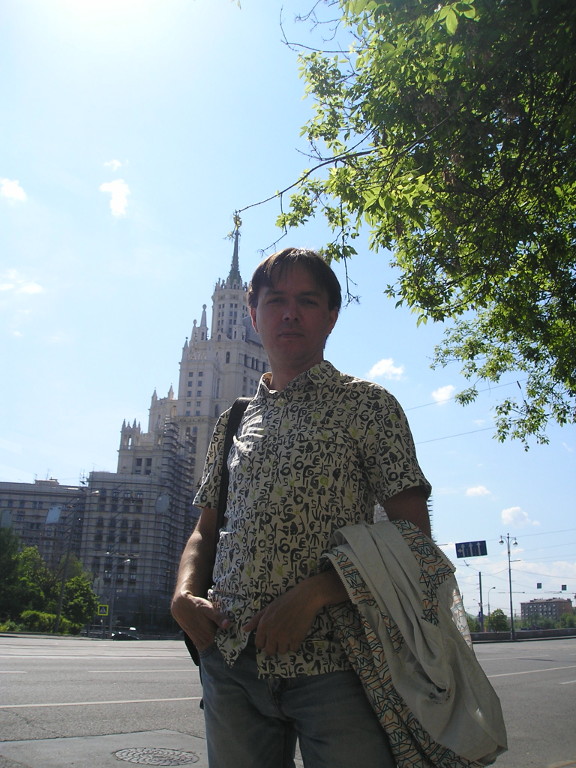 2016.05.11 В Москве, на фоне одной из сталинских высоток.