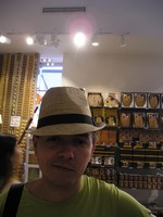 /201.60.91 Tried a hat in one of Viennese souvenir shops, along with a happy face of an Austrian burgher. 😊