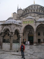 2017.09.30 Во внутреннем дворе Голубой мечети Султанахмет (Стамбул, Турция).