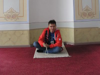 2017.09.30 Хитрый такой псевдомусульманин с чётками, сидя на саджжаде в одной из молитвенных комнат дворца Топкапы (Стамбул, Турция).