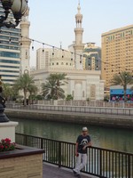 2018.05.31 Пример гармоничного сочетания современной городской архитектуры с традиционной религиозной (мечетью) на канале Аль Касьба в Шардже.