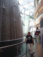 2018.06.01 Вдоль искусственного водопада в торговом центре Dubai Mall падают какие-то атлеты, а русскому человеку кажется, что Гагарины (с площади Гагарина в Москве). 😊