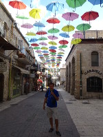 2018.09.07 Над улицей Йоэля Моше Саломона в Иерусалими развесили цветные зонтики, прямо как в португальском городе Агеда в 2011 году (откуда пошла традиция).