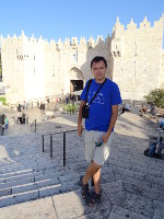 2018.09.07 Перед самыми часто посещавшимися мной воротами входа в Старый город Иерусалим – Дамасскими воротами.