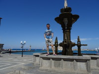 2019.05.31 С фонтаном перед бухтой святого Николая со столбами Колосса Родосского.