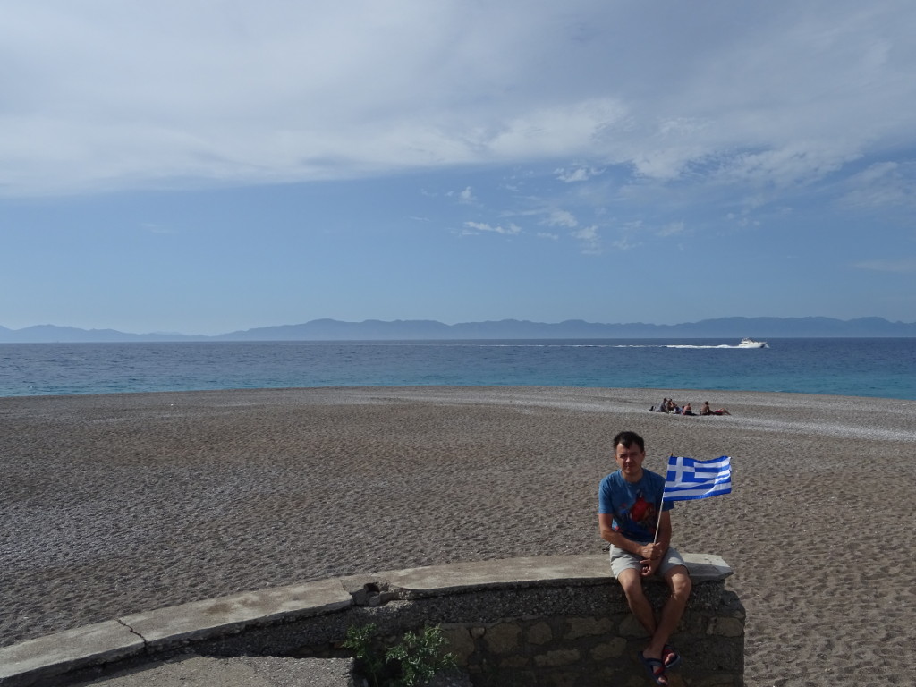 2019.06.02 С греческим флагом у северной оконечности острова Родос, где встречаются Эгейское (слева) и Средиземное (справа) моря.