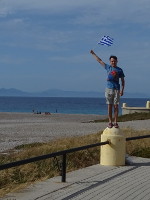 2019.06.02 «Статуя» с греческим флагом у северной оконечности Родоса со слиянием Эгейского и Средиземного морей.