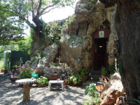 2019.06.05 Мимикрирую на разноцветном фоне у храма святого Николая в пещере Родоса.