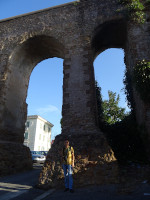 2019.10.03 У величавого основания древнеримской дороги (via) Casilina Vecchia в Риме.