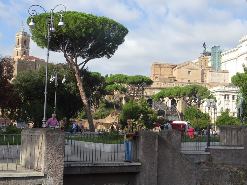 2019.10.03 Between the Roman fora (behind me and in front of me)… and between the ancient Rome and a later one (at the right).