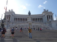 2019.10.03 Вид на Витториано (монумент в честь первого короля объединённой Италии Виктора Эммануила II) с его лестницы.