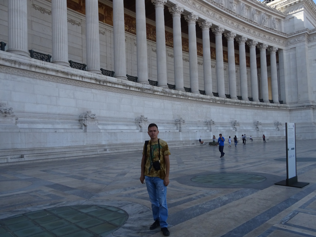 2019.10.03 In the central “yard” of the Vittoriano (a monument in honor of Victor Emmanuel II, the first king of the united Italy) with its impressive colonnade.
