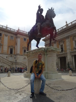 2019.10.03 У конной статуи римского императора (161 – 180) Марка Аврелия в центре Капитолийской площади.