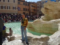 2019.10.03 У многолюдного фонтана Треви в Риме сложно сфотографироваться без других людей в кадре.