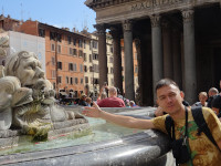 2019.10.03 Охлаждаюсь у фонтана эпохи Возрождения (1575) на площади Ротонды (Пантеона) в Риме.